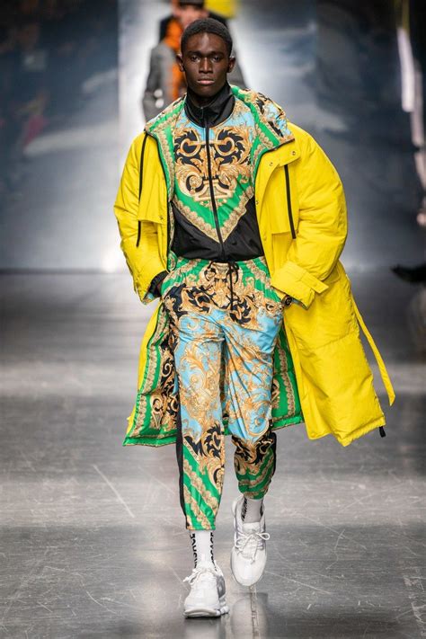 Versace Fall 2019 Menswear collection, runway looks, beauty, models, and reviews. Dolly Fashion ...