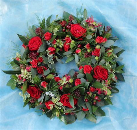 Red rose loose wreath | Floral wreath, Red roses, Wreaths