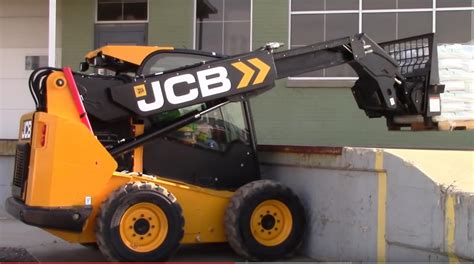 Official Video of JCB's new teleskid TS3-8W; a skid steer/telehandler ...