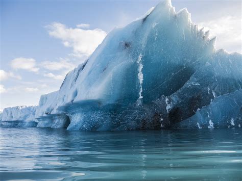 Iceberg in Jökulsárlón Glacier Lagoon, Iceland [OC][4592 × 3448] : EarthPorn