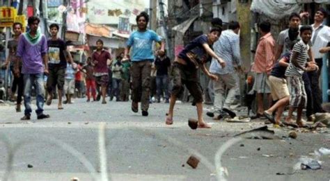 MP: Six cops hurt in stone pelting – India TV