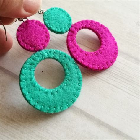 New colors for large earrings. Fuchsia and mint earrings. Diy Fabric Jewellery, Felt Jewelry ...