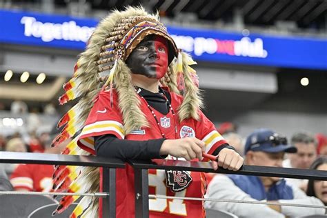 NFL media outlets falsely accuse young Chiefs fan of wearing blackface ...