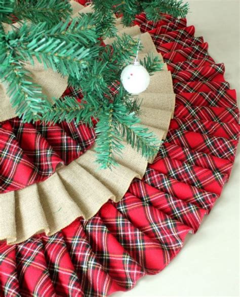 Traditional plaid Christmas tree skirt. - Blurmark