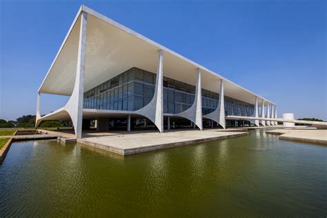 Conheça as obras de Oscar Niemeyer em Brasília | Segue Viagem