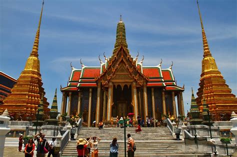 Wat Phra Kaew in Bangkok - Discover the Temple of the Emerald Buddha ...