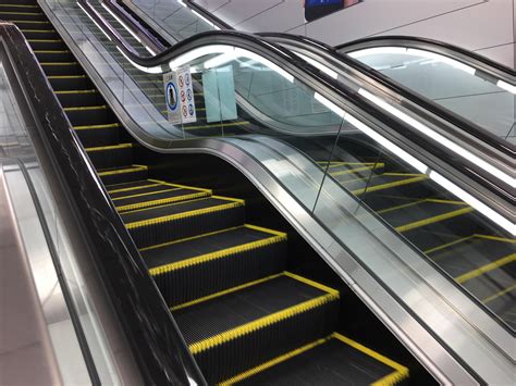 This escalator has a flat section in the middle : r/mildlyinteresting