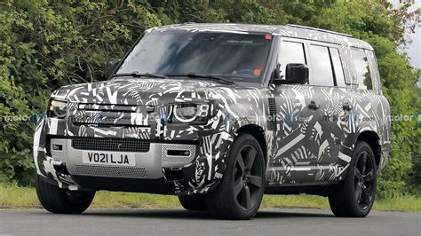 Three-Row Land Rover Defender 130 Spied For The First Time