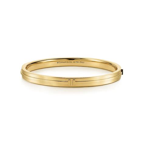 Tiffany T hinged bangle in 18k gold, medium. | Tiffany & Co.