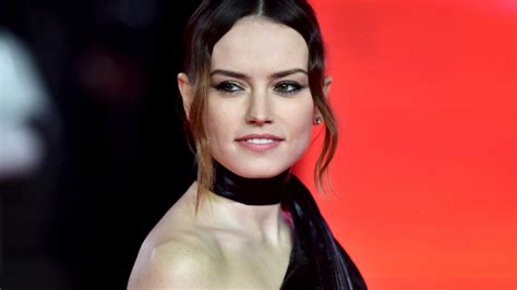 Daisy Ridley Is Wearing Black Dress With Black And Red Background HD ...