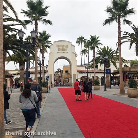 Entrance at Universal Studios Hollywood | Theme Park Archive