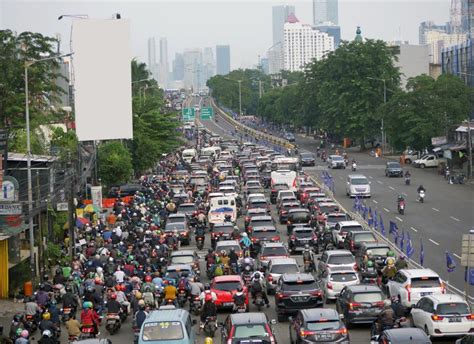 Traffic Jam on a Street in Jakarta Editorial Photo - Image of ...