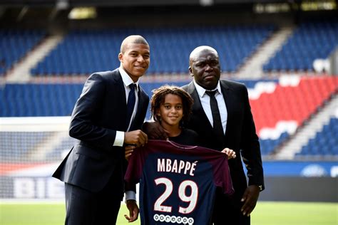 Mbappe Parents : Kylian Mbappe scoops two prizes at Ligue 1 awards ...