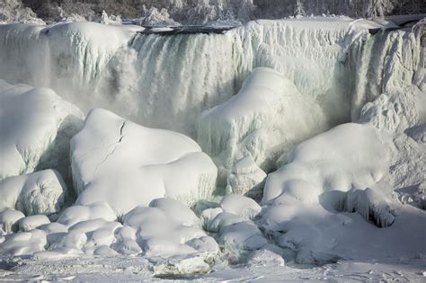 Niagara Falls beautiful frozen winter wonderland - CBS News