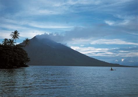 Worldwide volcanic unrest: Manam volcano eruption prompts evacuations (Papua New Guinea), sudden ...