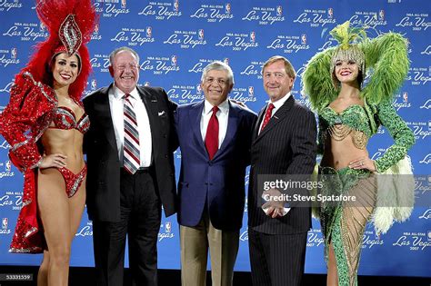 Showgirls Jennifer Gagliano flanks Las Vegas Mayor Oscar Goodman, NBA ...