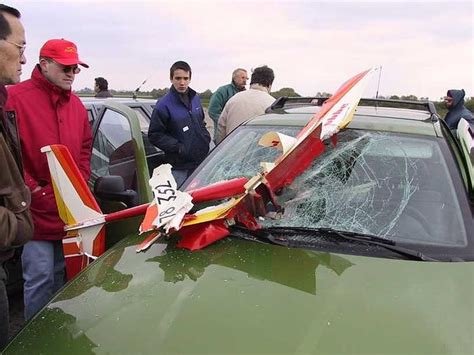 Crash_plane_into_car