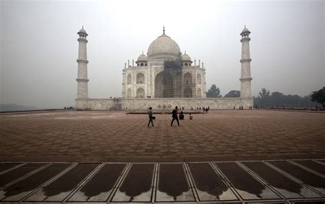 India's cleaning quandary: How to scale the Taj Mahal dome? - CBS News