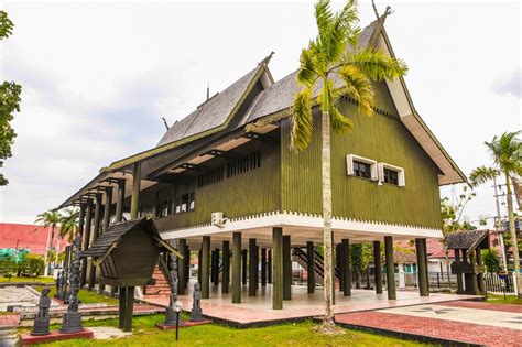 Mengenal Asal-Usul dan Filosofi Rumah Adat Kalimantan Selatan