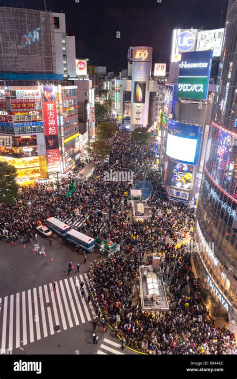 Tokyo policeman on duty at Shibuya crossing during Halloween ...