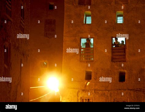 Old walled city of shibam hi-res stock photography and images - Alamy