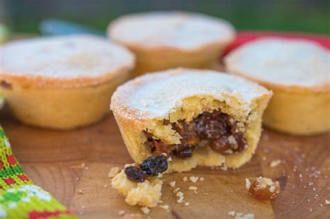 MINCE PIES With a Sweet Short Crust Pastry - Steve's Kitchen