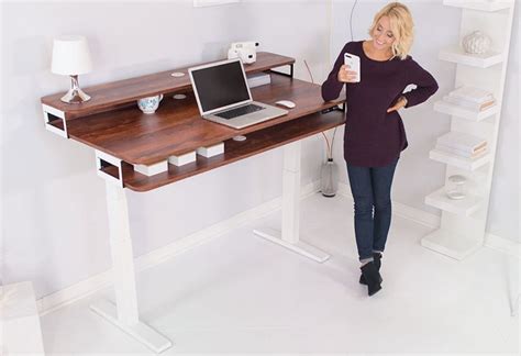 Benefits Of A Standing Desk / 10 Awesome Benefits of Standing Desks / Are you reading this while ...