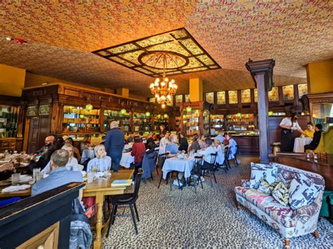 Dining in Savannah's Historic District: Top Restaurant Picks for Families