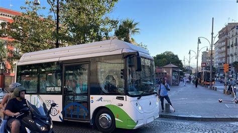 New electric buses in Naples: they are mini to move through the alleys ...