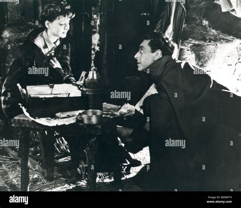 NOW VOYAGER (1942) BETTE DAVIS, PAUL HENREID NWV 011P Stock Photo - Alamy