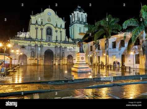 Night Shot de la Iglesia de San Francisco, Popayán, Colombia, Sur America Fotografía de stock ...