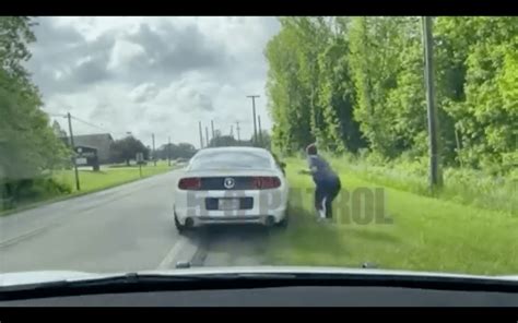 VIDEO: Ford Mustang Leads Tesla Police Car On High Speed Chase! – TorqueTube