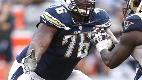 Roundup: Ravens agree to terms with D.J. Fluker