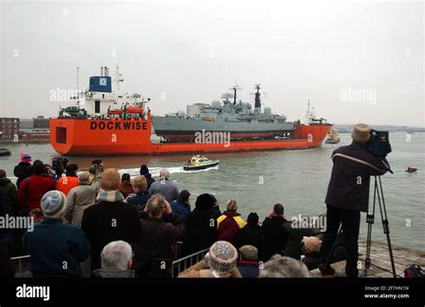 HMS NOTTINGHAM ARRIVES INTO PORTSMOUTH NAVAL BASE. PIC MIKE WALKER,2002 Stock Photo - Alamy