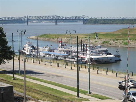 File:Steamboats at Memphis Landing Memphis TN 01.jpg - Wikipedia