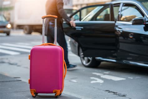 8 Reasons You Should Hire an Airport Chauffeur