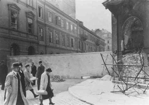 Wall separating the Warsaw ghetto from the rest of the city | Holocaust ...