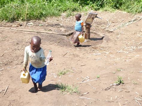 The community in Kigyayo evicted by Hoima Sugar Limited drinking Polluted water – Albertine ...