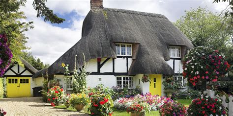 11 Photos of English Country Cottages That Make Us Want One Right Now