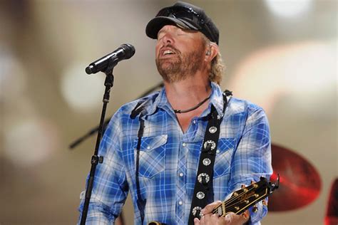 2012 CMT Music Awards Host Toby Keith Takes a Break to Fight Fire With ‘Beers Ago’