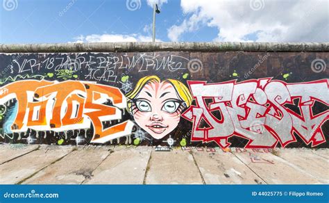 East side gallery graffiti editorial image. Image of berlin - 44025775