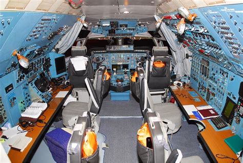 Cockpit of the Antonov An-124 : r/aviation