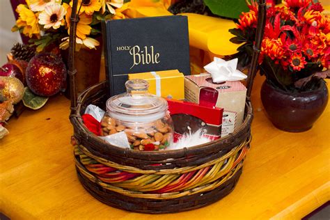 I love these DIY gift basket ideas. These DIY gift baskets are super ...