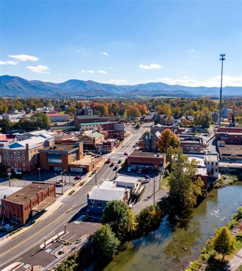 Exploring Luray, VA | Caverns, Downtown & Parks