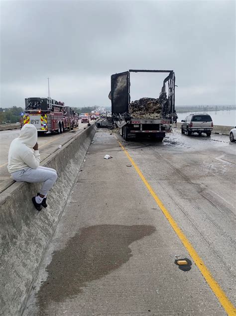 Louisiana 'super fog' kills 7 in massive car pile-up | Reuters