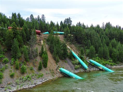 Trains News Wire EXCLUSIVE: Montana Rail Link cleans up Boeing train ...