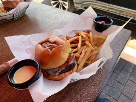 23 Best Burger Joints in Florida to Try On Your Next Trip! (2023)