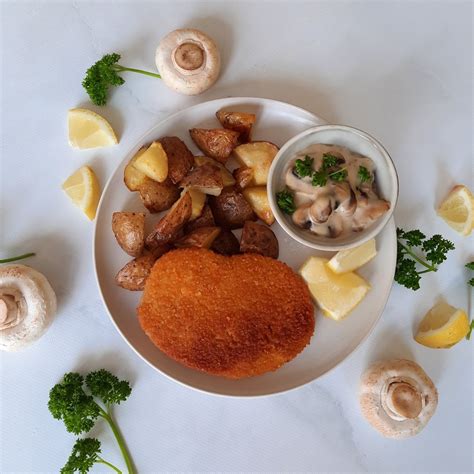 Schnitzel with mushroom cream sauce and potatoes - Vegafit