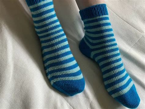 Easy Striped Socks [FREE Knitting Pattern]