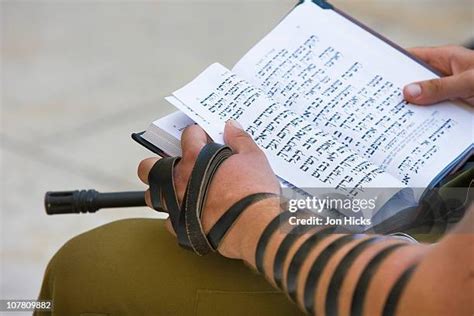 Soldiers Reading Letters Photos and Premium High Res Pictures - Getty ...